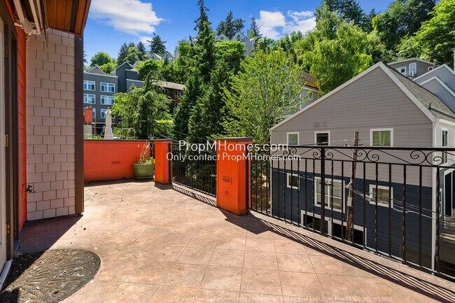 Building Photo - Two-Bedroom End Unit Condo in Goose Hollow! FREE PET RENT & DEPOSIT SPECIAL