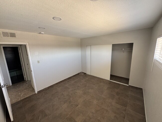 Building Photo - Ideal 2nd floor unit refreshed and ready to lease!
