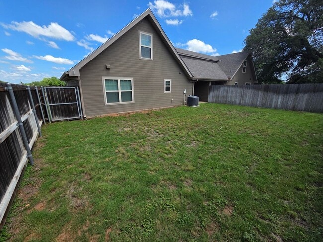 Building Photo - FOR LEASE!! Great location!