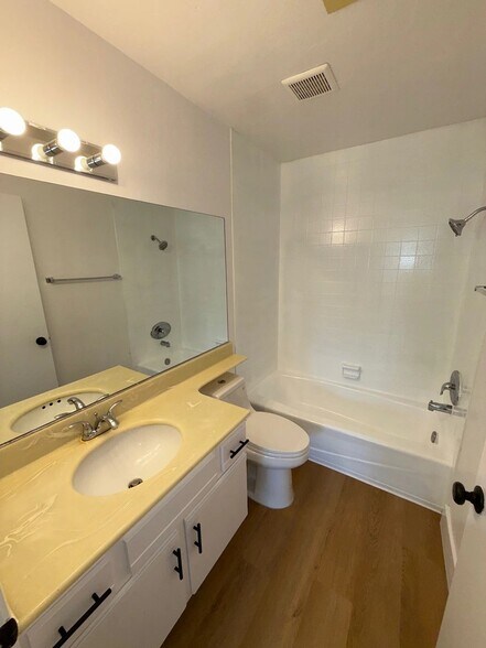 Building Photo - 1321 N Vista St