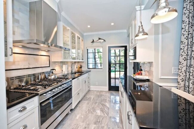 Building Photo - 600 Hermitage Ct