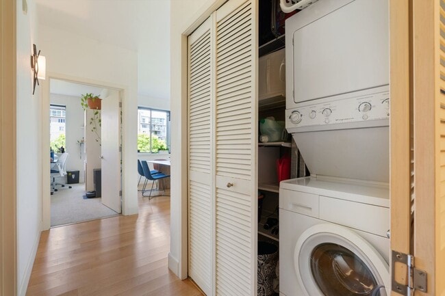 Building Photo - 2 Bed, 2 Bath Bright & Modern Condo in the Pearl District - Now Available!