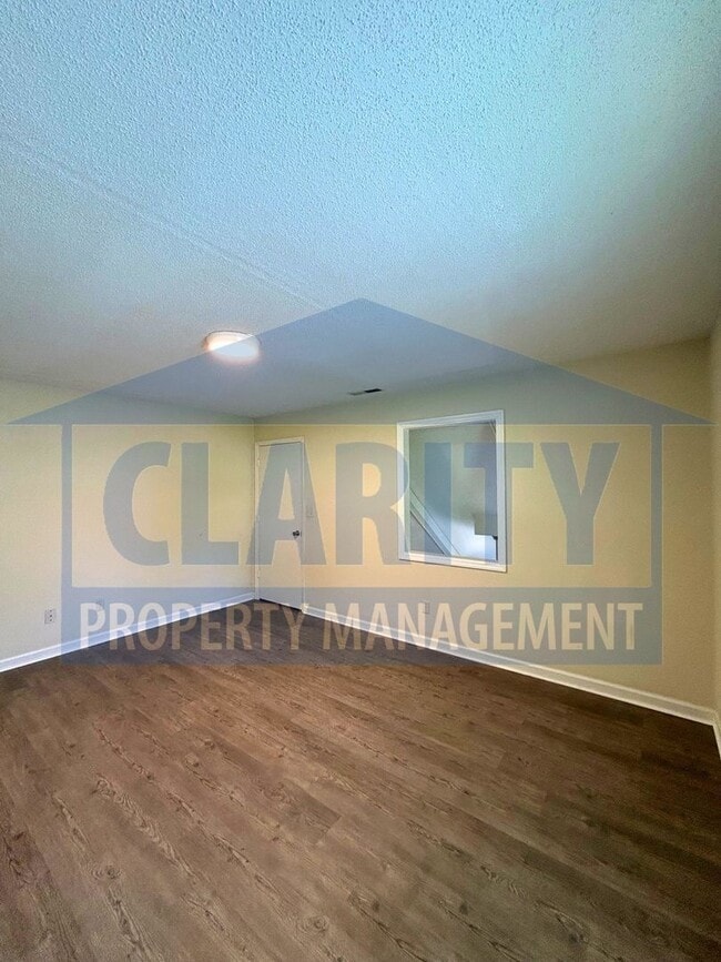 Building Photo - Two bedroom townhome w/ cathedral ceilings!