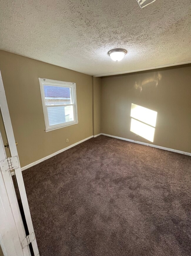 Building Photo - 612 Sun Cir
