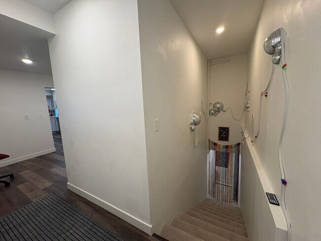 Building Photo - 380 Utah Ave