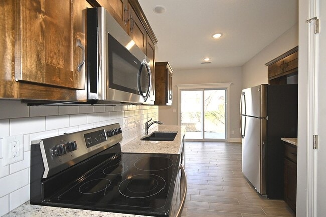 Building Photo - 3 Bedroom, 2.5 Bath Duplex