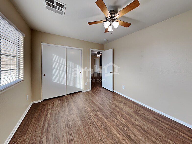 Building Photo - 8621 N 68th Ln