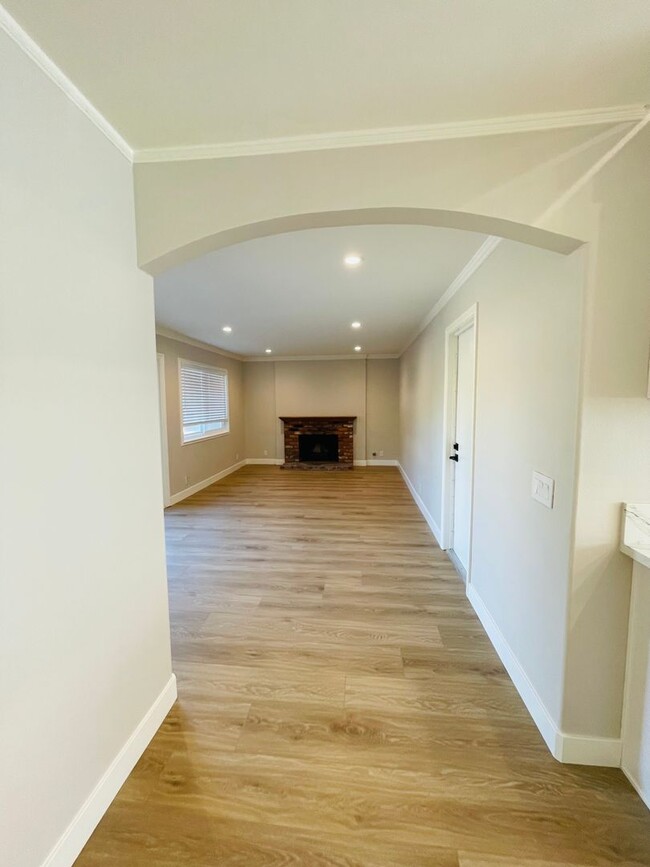 Building Photo - Amazing renovated 4 bedroom 2 full bath si...