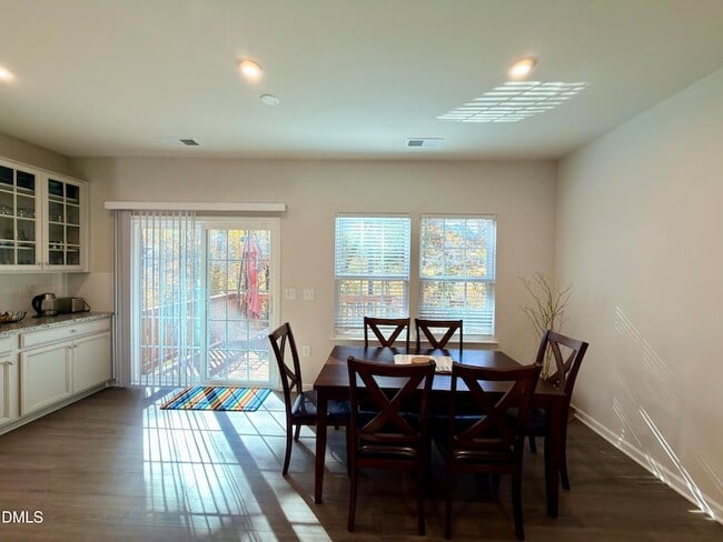 Building Photo - 1110 Romeria Dr