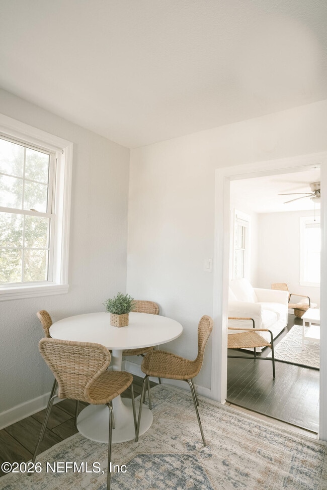 Building Photo - 212 Oak St