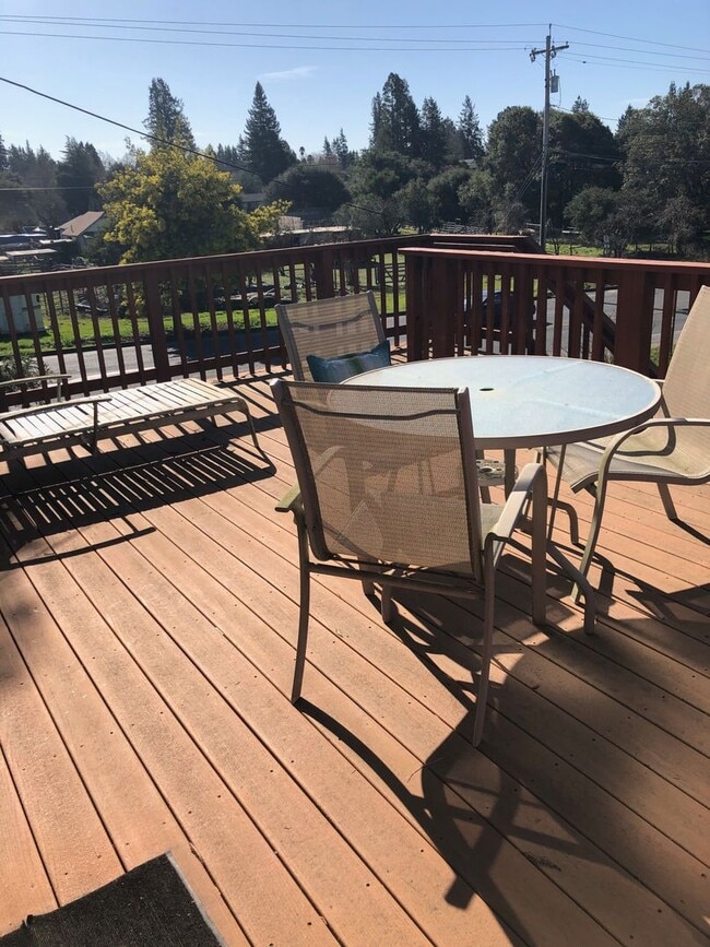 Building Photo - Charming 3 bedroom 2 bath home Sebastopol!!