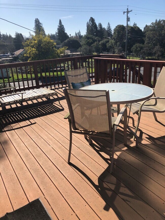 Building Photo - MOVE IN SPECIAL!!!! Charming 3 bedroom 2 b...