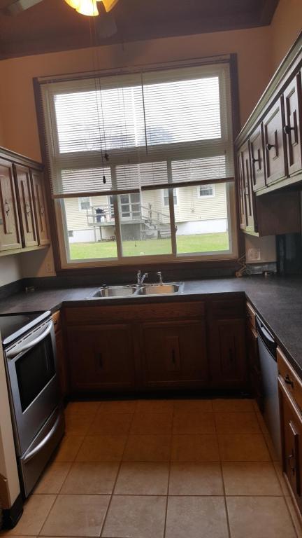 Building Photo - 611 N Spruce St