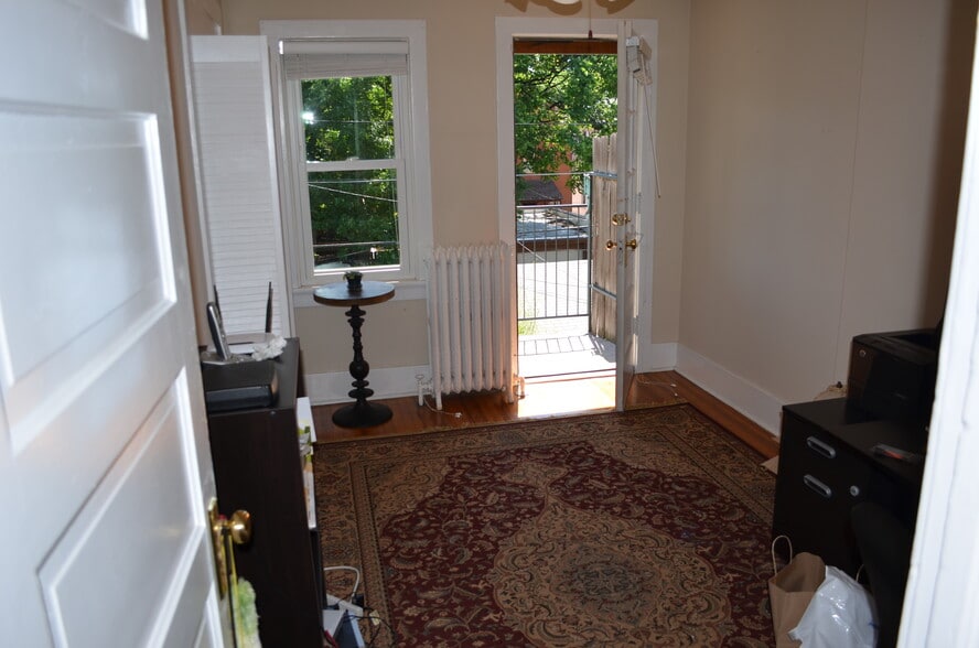 Building Photo - 1352 elizabeth street