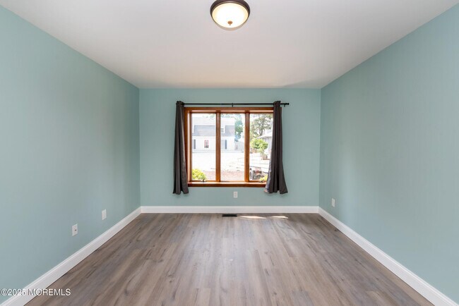 Building Photo - 813 Cable Dr