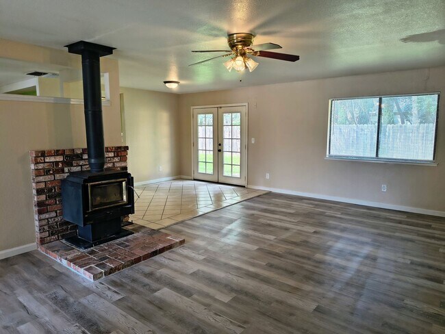 Building Photo - 4 Bedroom Happy Valley Home!