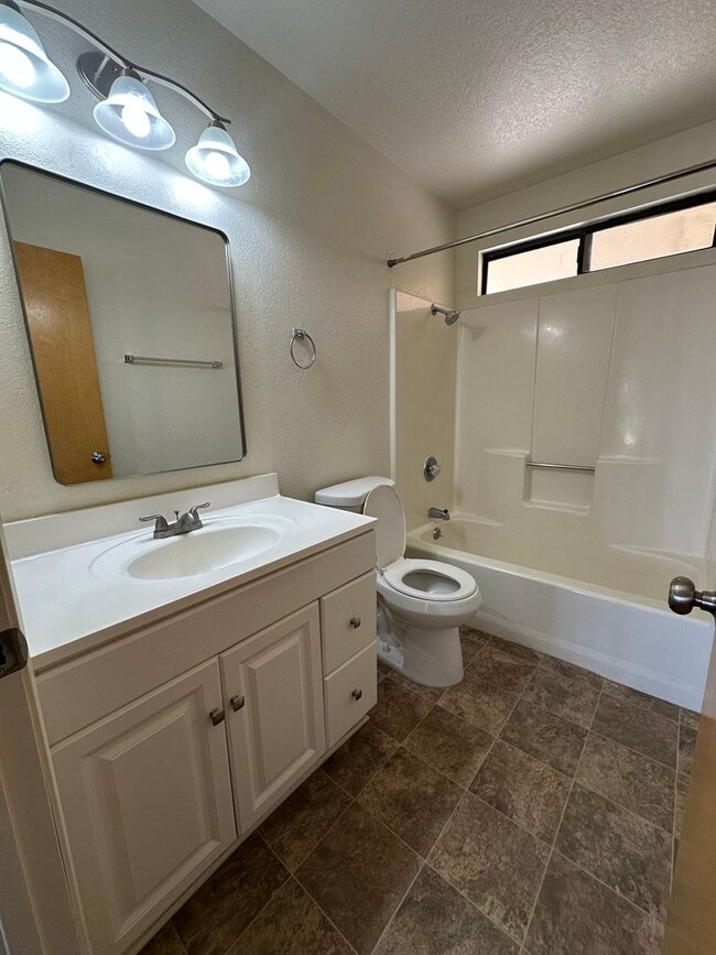 Building Photo - Welcome to this 2 bedroom 1 bath home!