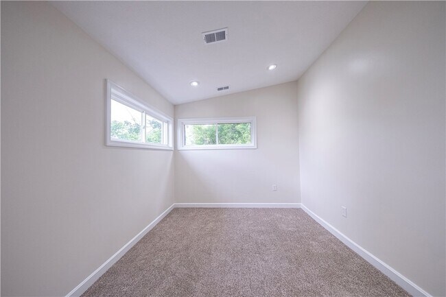 Building Photo - 1165 Kings Ln