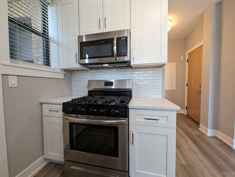 Building Photo - 3935 N Janssen Ave