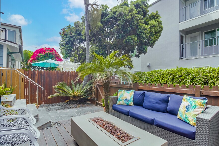 Building Photo - 735 Whiting Ct