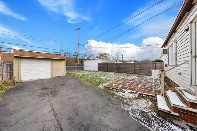 Building Photo - Beautiful Home in South Euclid