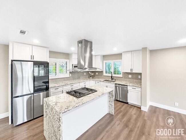 Building Photo - Stunning 4BD/2.5 BA W/ Large Backyard and ...