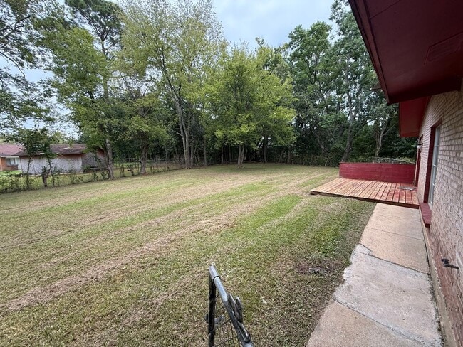 Building Photo - ** 3 Bed 1.5 Bath Located in South Lawn** ...