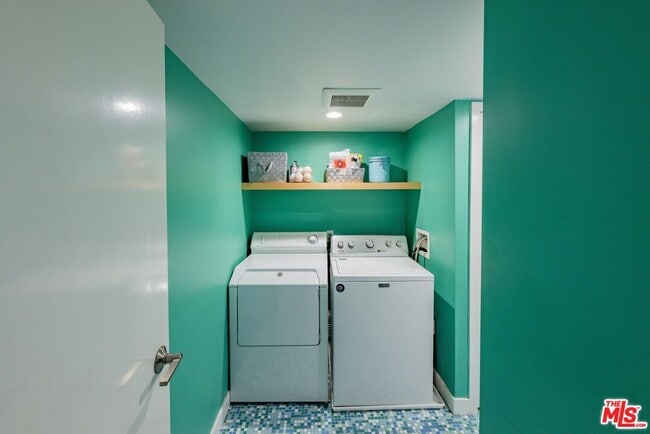 Building Photo - 6835 Pacific View Dr