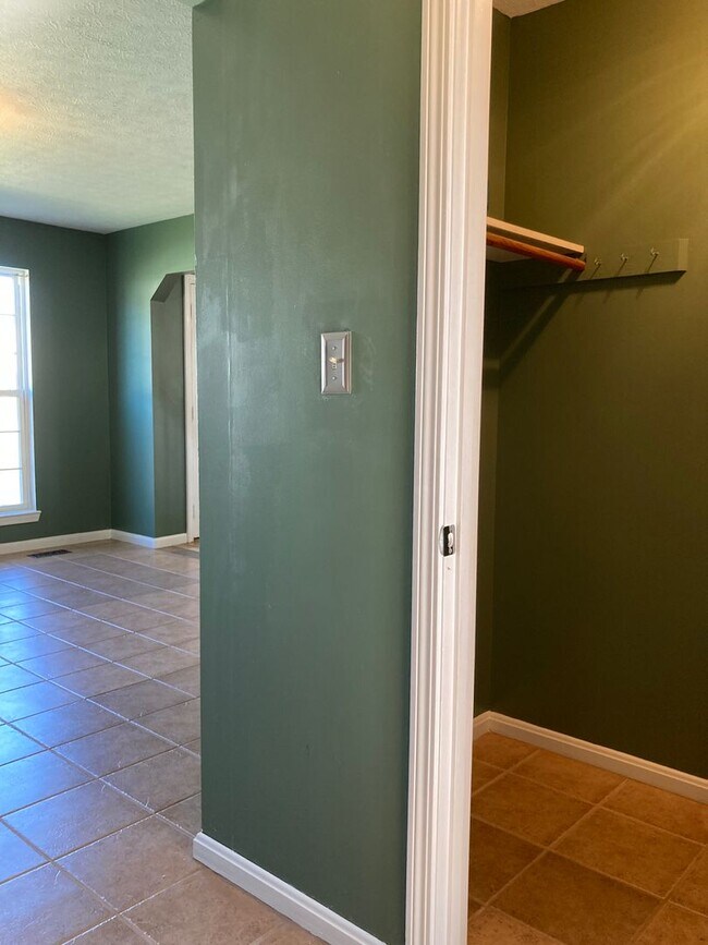 Building Photo - 812 Edgebrook Dr