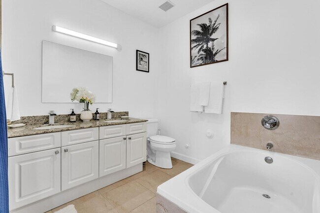 Building Photo - Fully Furnished Townhome in East Hollywood!