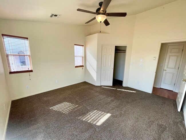 Building Photo - Cute 3 Bedroom Desert Lakes Golf Course Co...