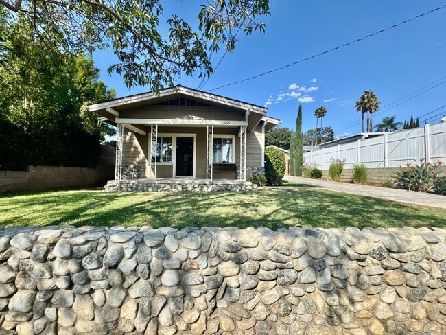 Building Photo - Newly renovated 3 bedroom, 2 bath single f...