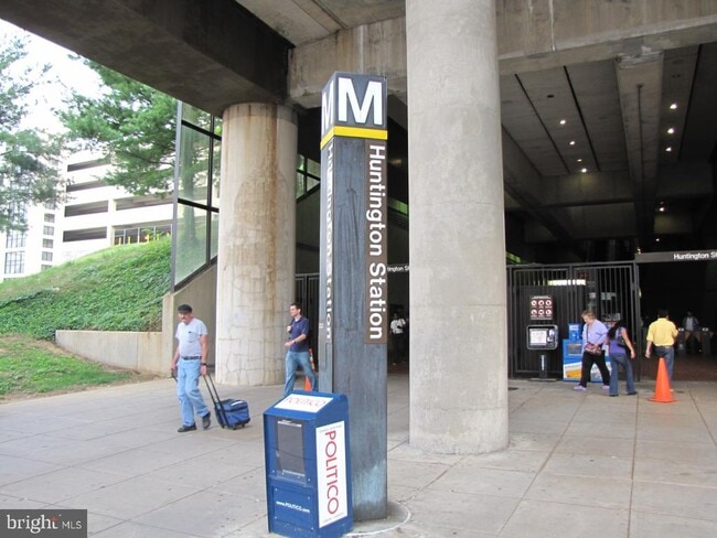 Building Photo - 5904 Mt Eagle Dr