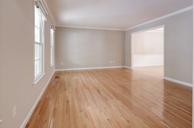 Building Photo - 3 Bedroom 2.5 Bath SFH in Fairfax for Rent!