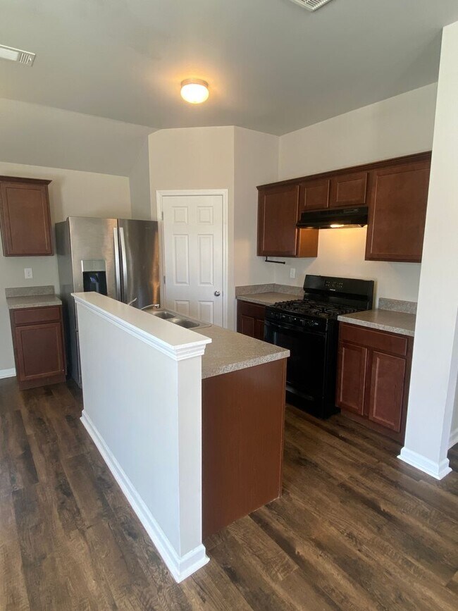 Building Photo - Spacious 3BR/2BA Home with Garage