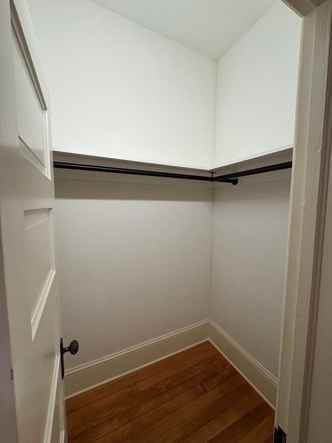 Building Photo - Beautiful 1 bed/1 bath apartment with tons of charm!