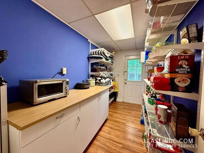 Building Photo - 6424 Hollins Dr