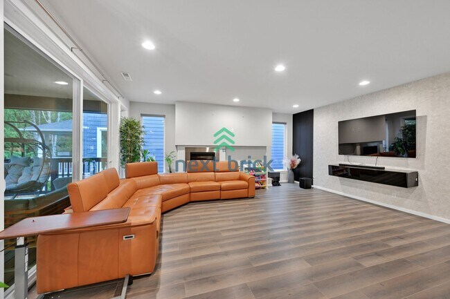 Building Photo - 4 BED & 2.5 SINGLE FAMILY HOUSE FOR RENT