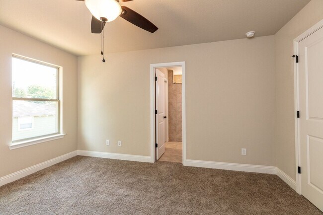 Building Photo - 805-807 Jameson