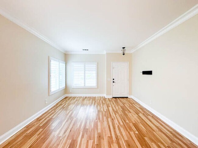 Building Photo - **STUNNING** 8 BEDROOM SOLAR HOME IN GATED...