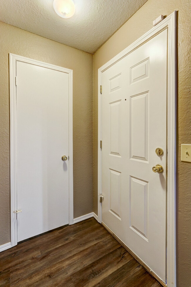 Building Photo - Cozy 1-Bedroom Condo with Modern Amenities...