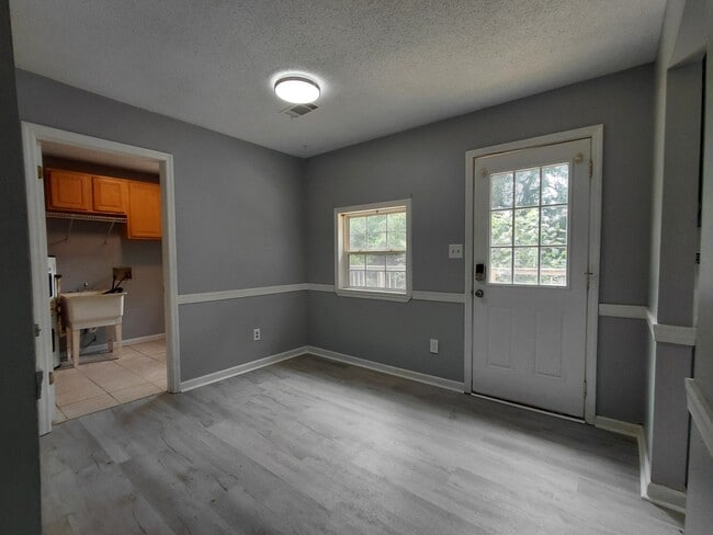 Building Photo - 208 Woodcarver Trail