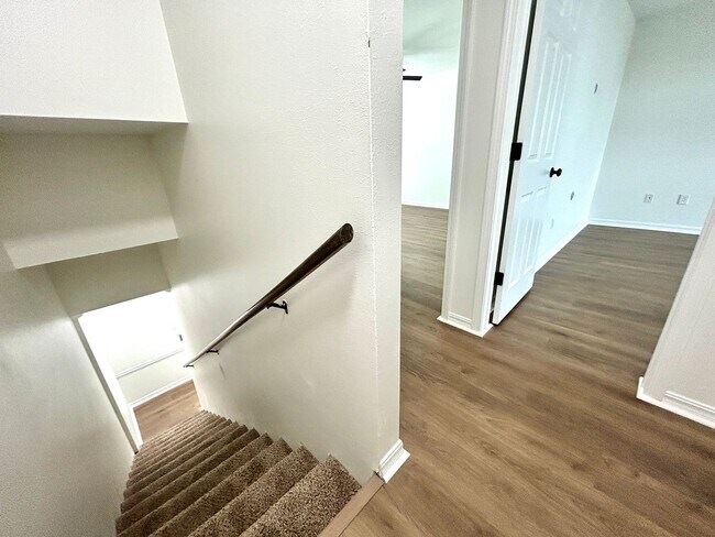 Building Photo - Well appointed 2 bed, 2.5 bath Townhouse Partial Utilities Included!