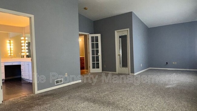 Building Photo - 761 S Laurue Dr