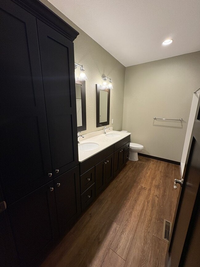 Building Photo - PRICE REDUCED!!! 4 bed / 3 bath Twinhome for Rent!