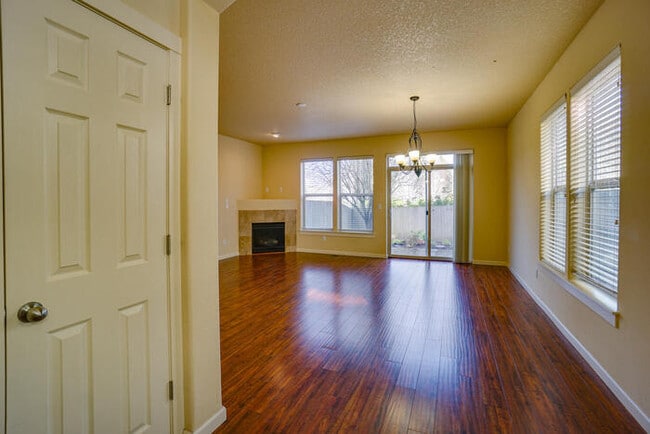 Building Photo - BEAUTIFUL THREE BEDROOM HOME IN FELIDA