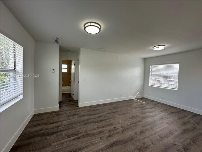 Building Photo - 5841 SW 36th Ct