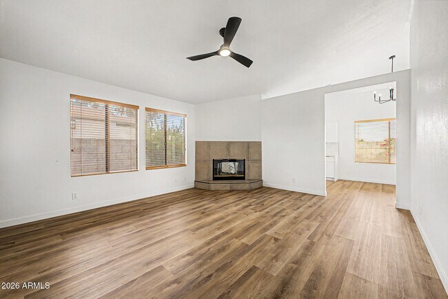 Building Photo - 921 S Val Vista Dr