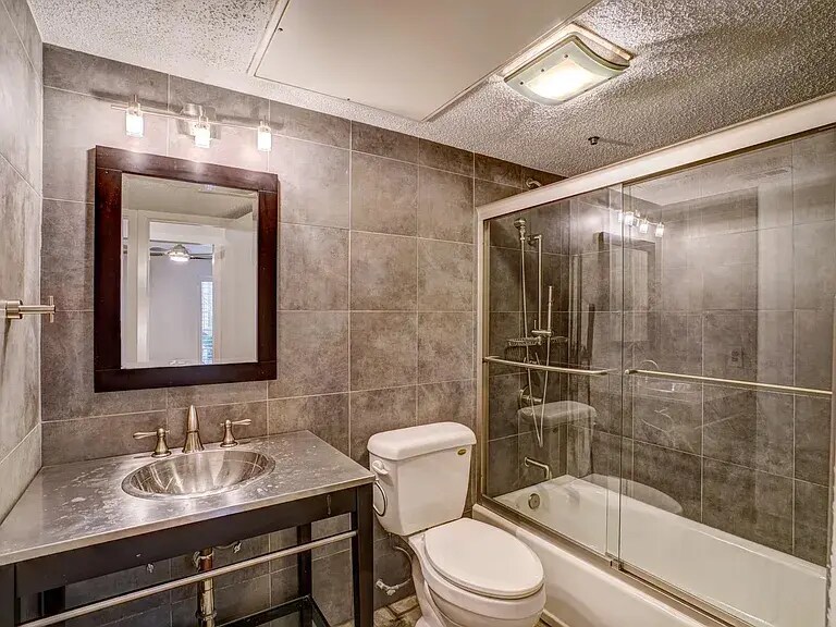Bathroom 2 with shower and bathtub - 1860 White Oak Dr