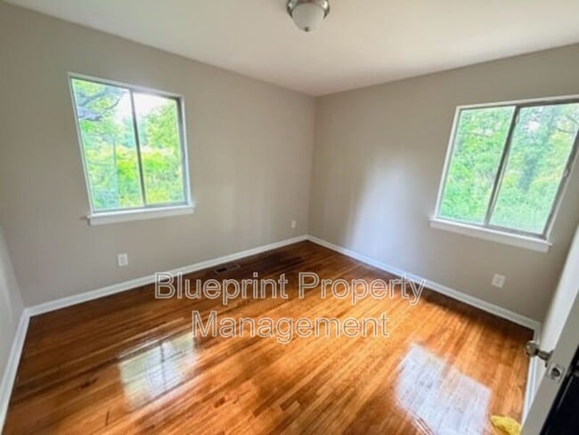 Building Photo - 3736 Oak Ave SW